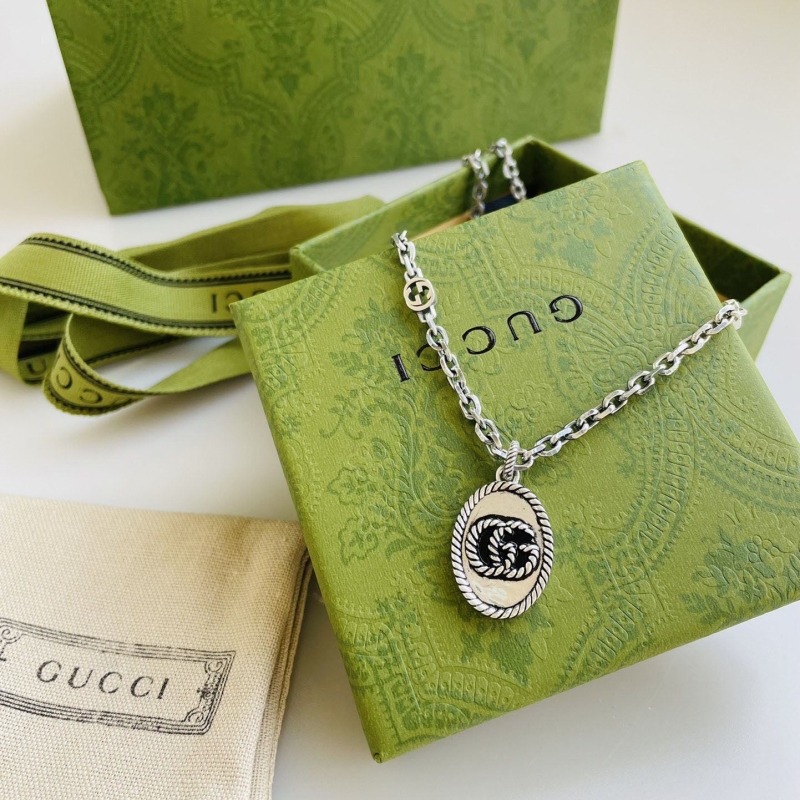 G*u*i necklaces